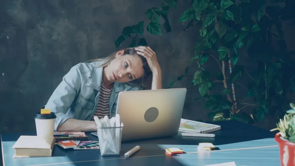 Busy Lifestyle - woman stressed out ét work