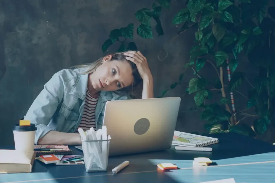 Busy Lifestyle - woman stressed out ét work